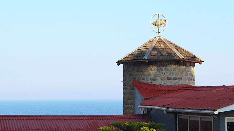 La petite tour de la Isla Negra, coiffée de l'emblème de Pablo Neruda casa museo Chili
