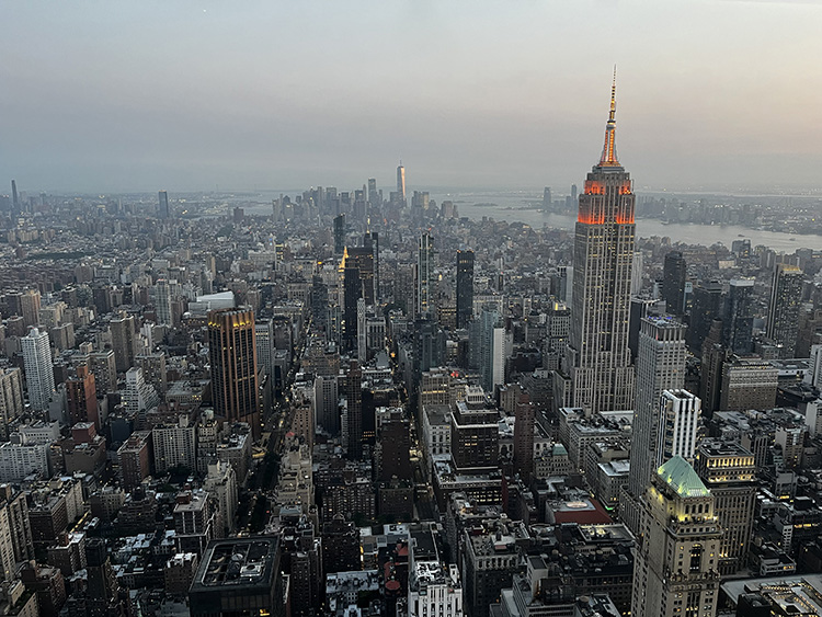 Vue de l’Empire State Building et le sud de Manhattan depuis le Summit