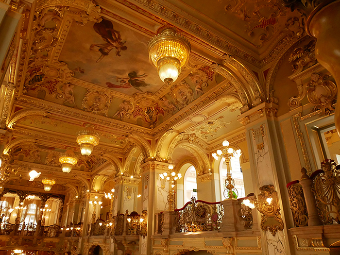 Détail des plafonds et colonnes du Café New York, à Budapest