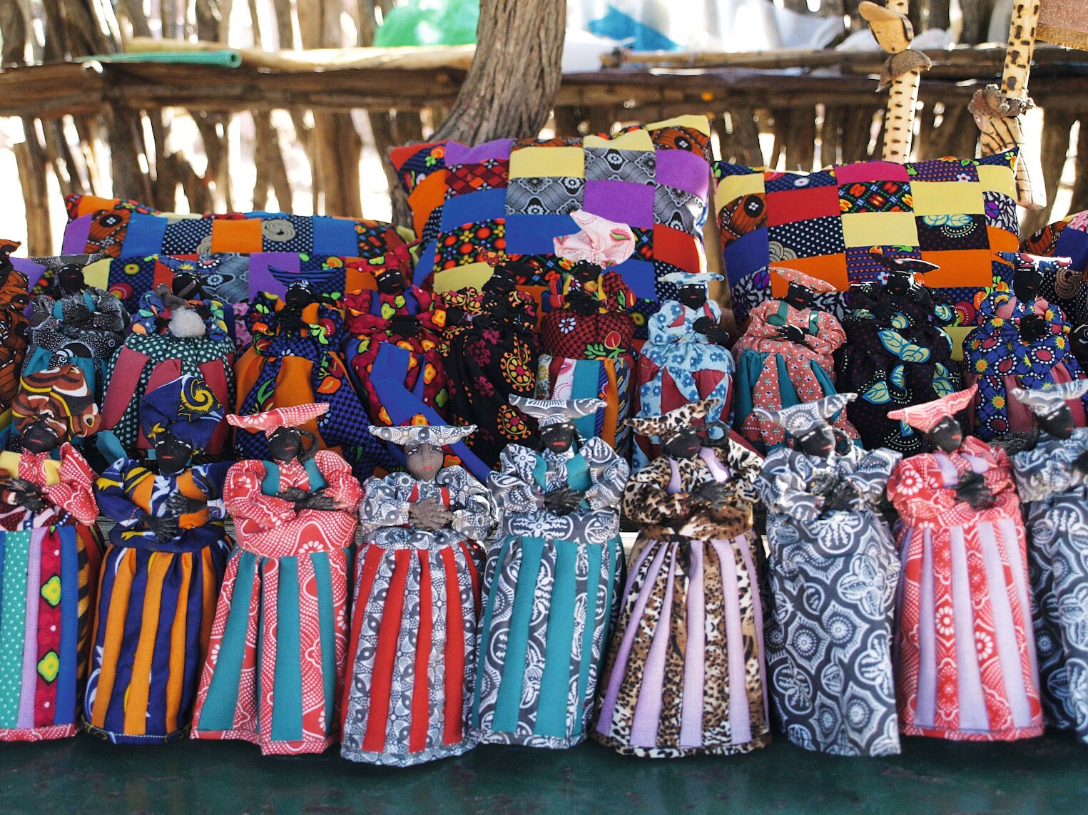Poupées portant le costume traditionnel des femmes héréros