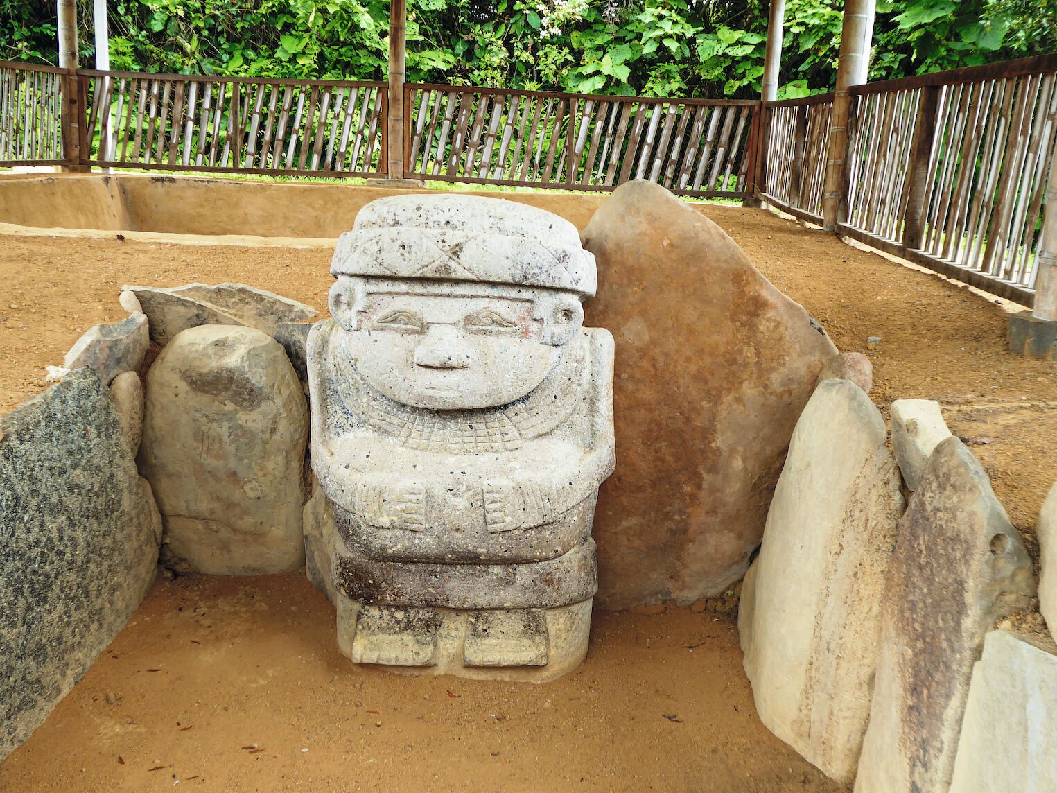 stèle funéraire dans le parc archéologique de San Agustín en Colombie