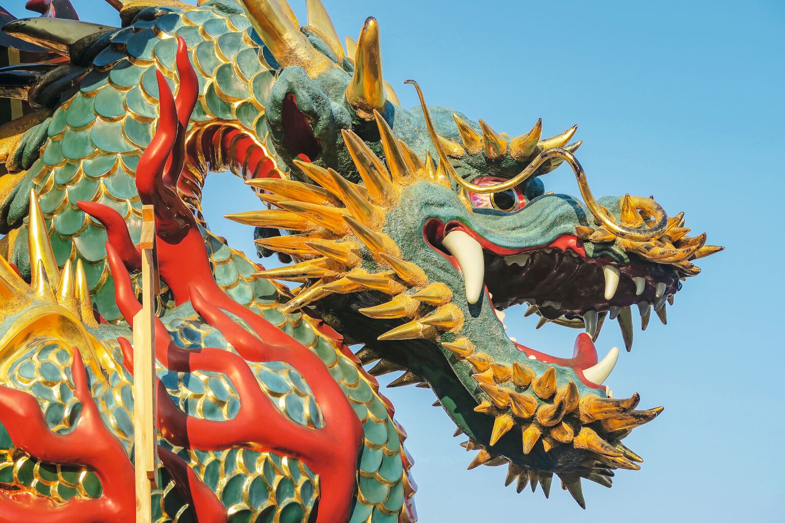 Tête de dragon sur un char lors d'une fête traditionnelle japonaise