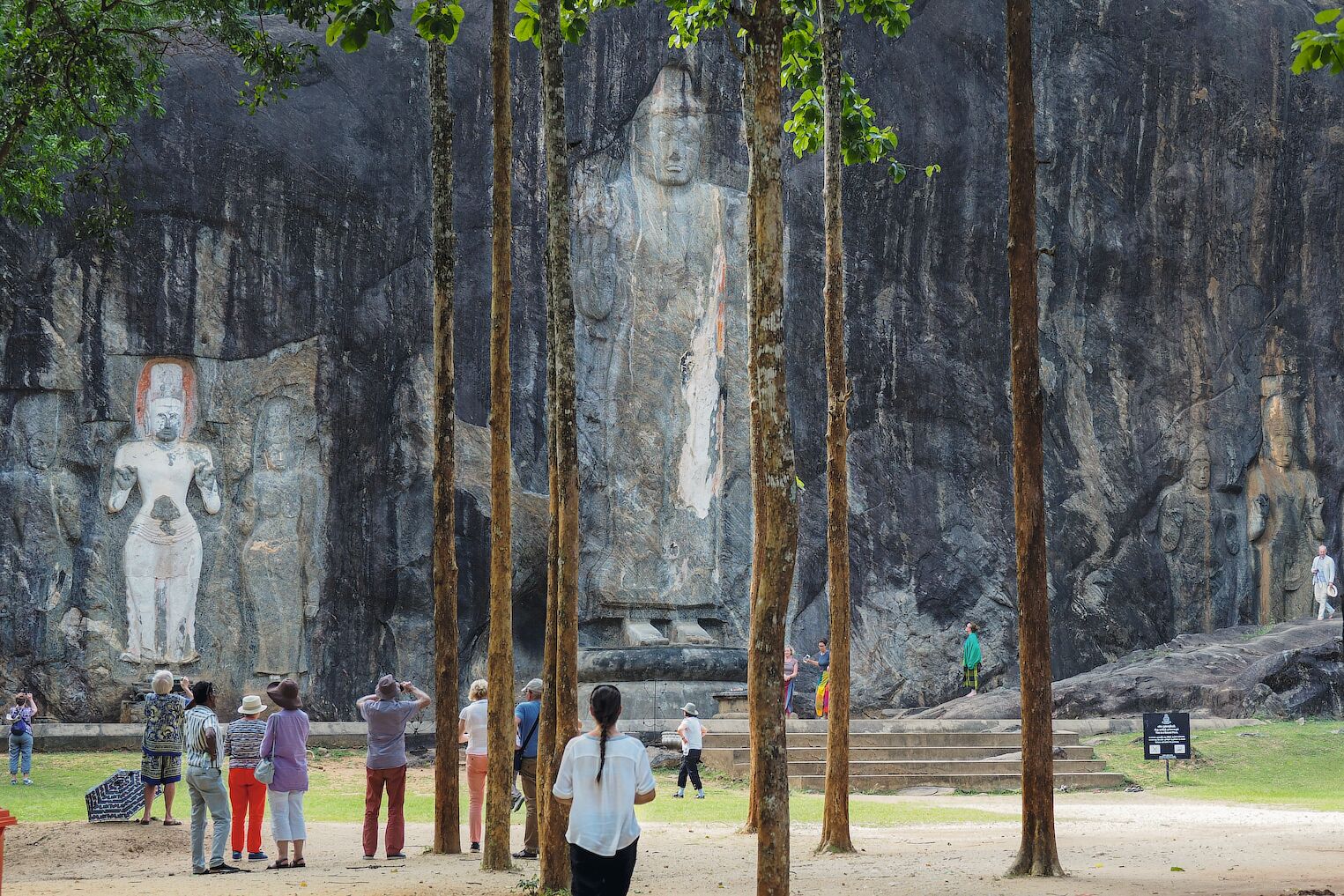 Bouddha de 15 m de haut sur le site de Buduruwagala