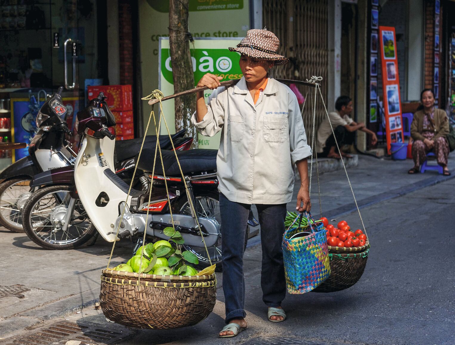 Femme viet dans les rues de Hanoi