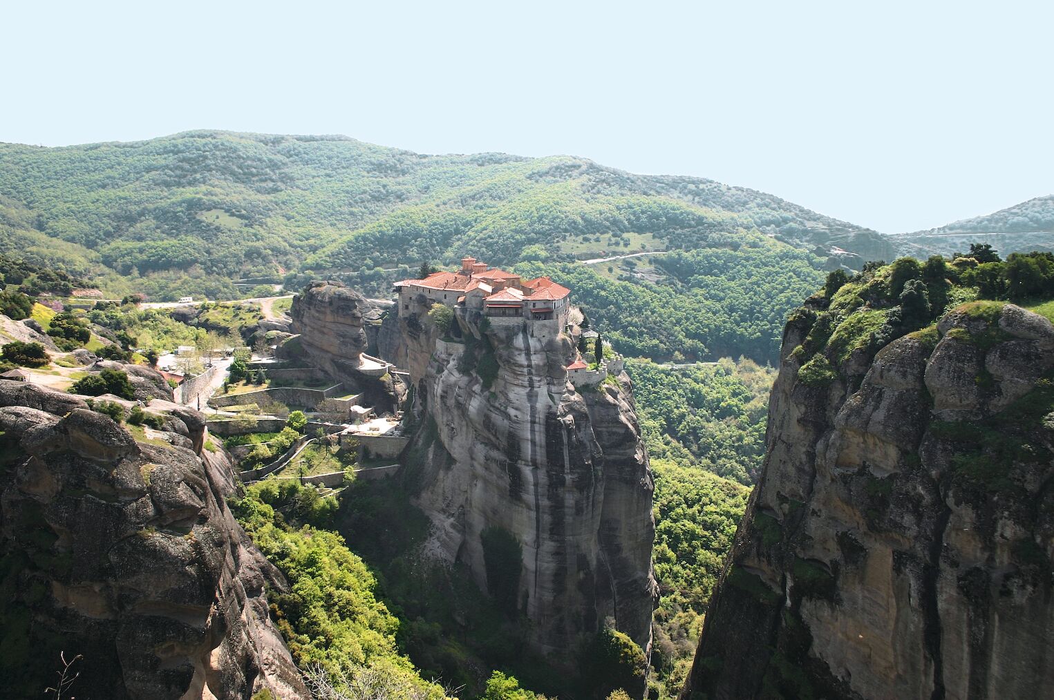 Vue sur un monastère perché des Météores