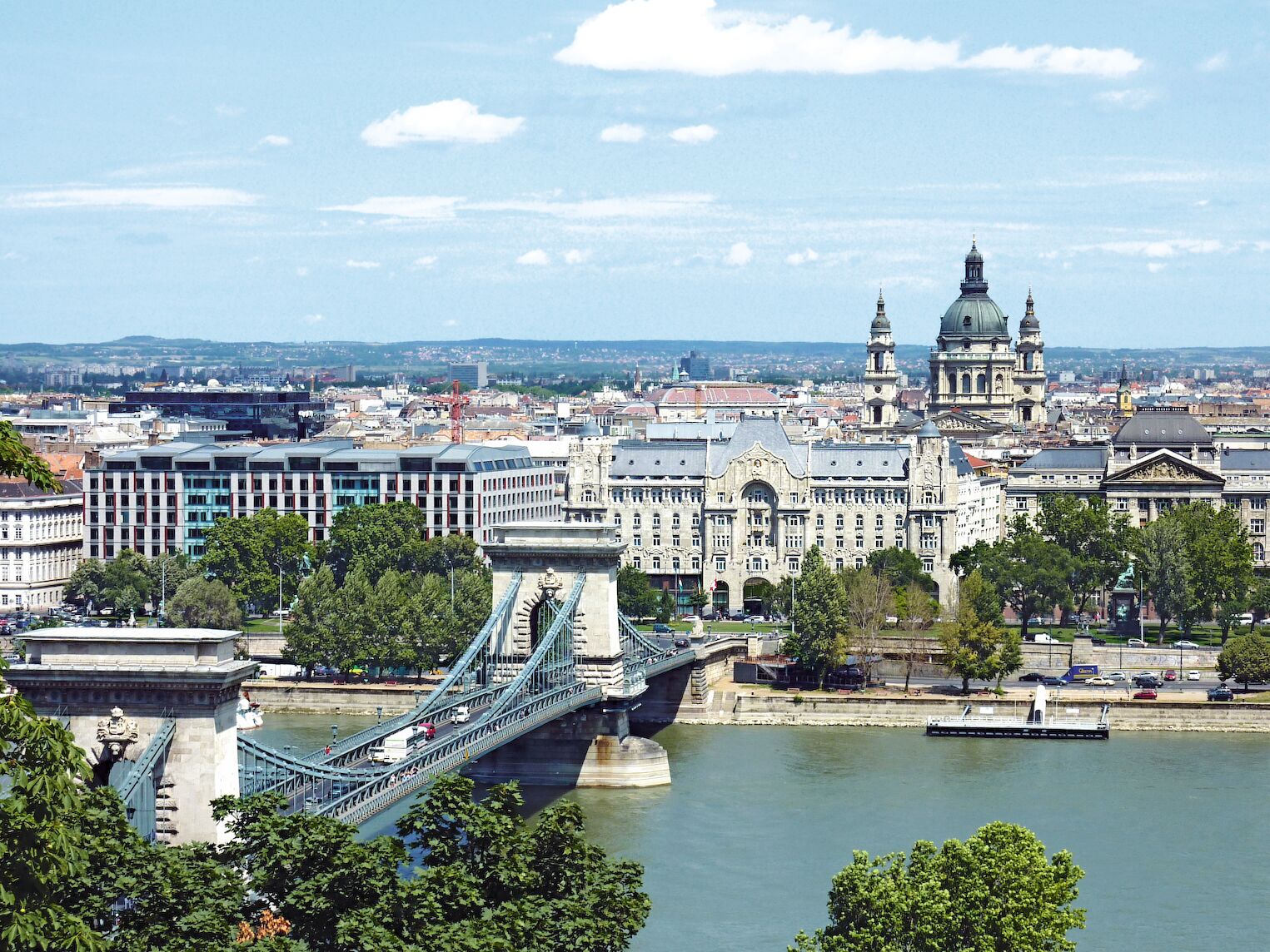 Vue sur Pest, le pont des Chaînes et la basilique Saint-Étienne, à Budapest